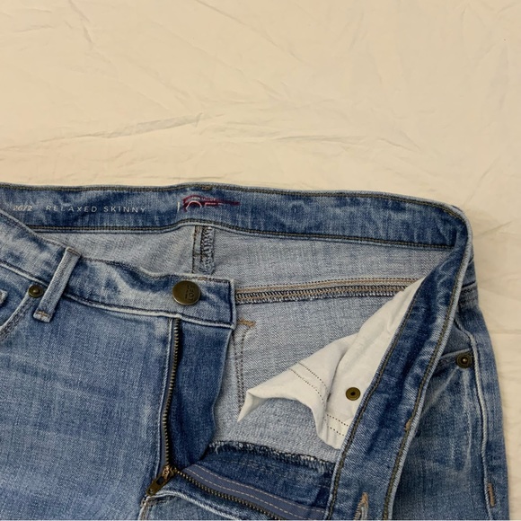 Ann Taylor Loft Relaxed Skinny Jeans 
Size 2/26 
Light Wash Distressed Denim - Picture 8 of 16